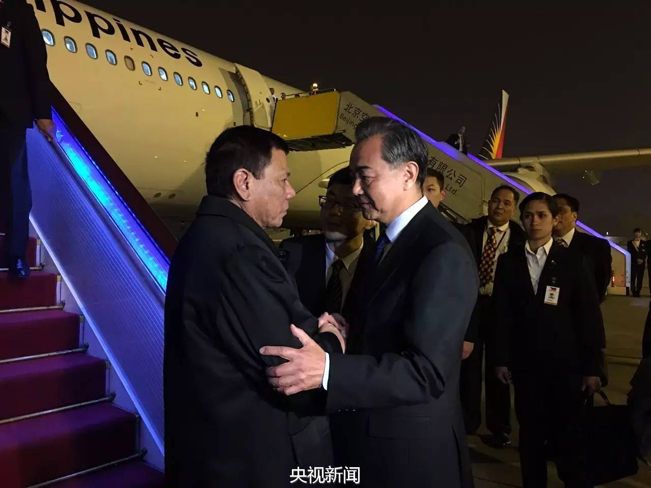 △今晚8时许，杜特尔特乘专机抵达北京，外交部长王毅亲自到机场迎接。